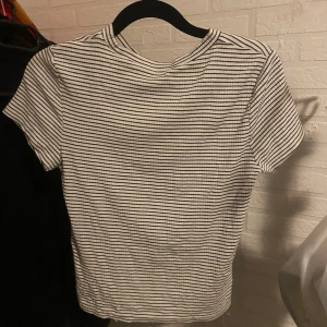T-shirt - Från: h&m Stl: 146-150, passar 9-10 åringar  Tröjan är i bra skick  