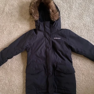 Didriksson parka  - marinblå didrikssons parka i storlek 130, passar pojkar och flickor i åldrarna 8-10 års ålder.  nypris 1299kr säljer för 750kr