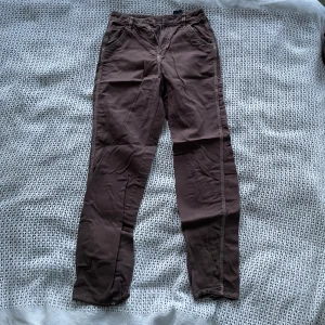 Cargobyxor - Bruna byxor i cargo-stil med vita sömmar