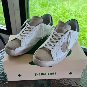 The gallerist skor - Säljer ett par riktigt snygga The gallerist dojor i storlek 43. Använda typ 3 gånger, skick 9 av 10. Säljs för att det blev fel storlek. Nypris 1600 kr. Får med skor, låda & extra snören.