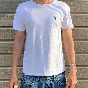 Vit Ralph Lauren t shirt - Hej! Säljer en vit Ralph Lauren t shirt. Tröjan är i nyskick och har inga defekter eller fel. Nypris ligger på cirka 600kr. 