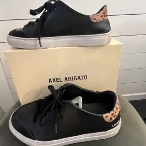 Unika coola AXEL ARIGATO som inte säljs längre. Alla tillbehör kommer med som låda och dustbag. Leopard mönstrade.  Lite slitage, lätt smuts annars bra skick. 