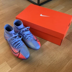 Mbappe fotbollskor - Säljer ett par helt nya Nike mbappe PRO fotbollskor. Har aldrig andvänds bara testats på och dom är för små för mig och det är därför jag säljer dom nu Dessa skor passar folk med smalare fötter Hör av er vid intresse eller frågor pris kan diskuteras