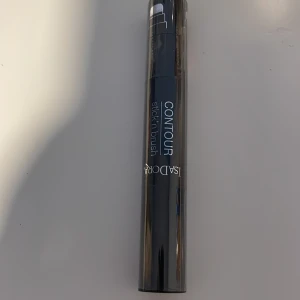 Isadora contour stick n brush - En storsäljare från Isadora, det är deras contourstick där även en borste medföljer där bak. I färgen 34, darl almond och i den gamla förpackningen. En otroligt krämig produkt som även är förseglad och har aldrig använts.