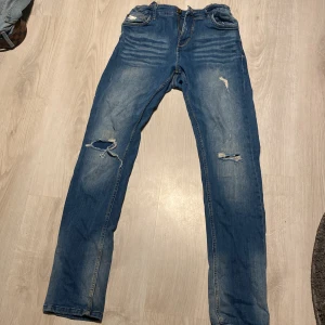 Slitna jeans - Blåa slitna jeans. Dunder skick!