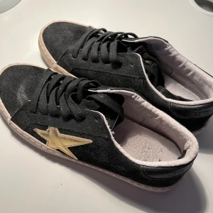 Supersnygga skor! - Säljer dessa svarta ”Les temps des cerises” skor! Superbra kvalitet, har aldrig används då dem var fel storlek.