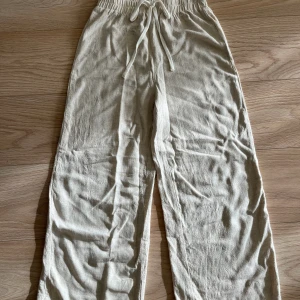 Linnebyxor  - Linnebyxor från Shein som tyvärr är alldeles för korta för mig. Jag är 170 och de skulle nog passa på ngn som är ca 160. Hör av er för fler bilder 