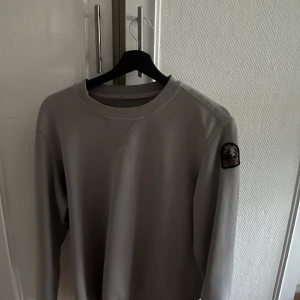 Parajumper crewneck - Säljer nu min parajumper crewneck på grund av att den inte kommer till användning. Köpt på careofcarl för 1799:- mitt pris 699:- Skick 9/10