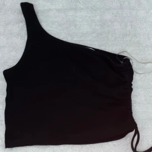 Svar enarmad topp🖤 - En kort enarmad svart topp. I storlek M från newYorker. Är använd få gånger.
