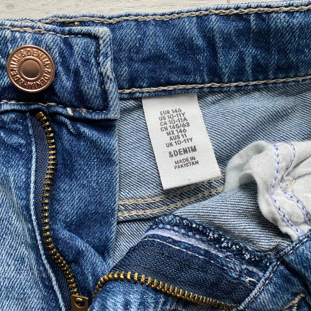 Blå jeansshorts H&M storlek 146. . Shorts.