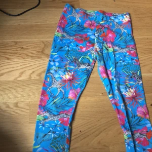 Byxa - Jätte sköna somriga byxor. Som är använda nere par gånger. Men inga hål ❤️