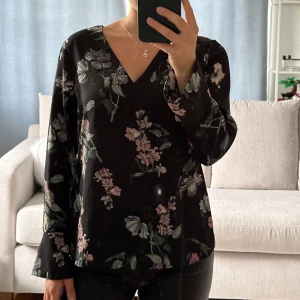 Blus - Blommig blus som passar bra både till sommar och vinter. Aldrig använd, köpt från Gina Tricot. Baksidan är lite öppen, skriv för mer bilder!💗