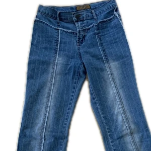 Snygga Jeans - Köpta secondhand, varit en stor favorit men kan inte ha längre. Stretchiga och väldigt sköna, låg-mellanmidjade och lite vida nertill 🌺 Innerbenslängd: 80 cm Midjemått tvärs över: 35 cm 