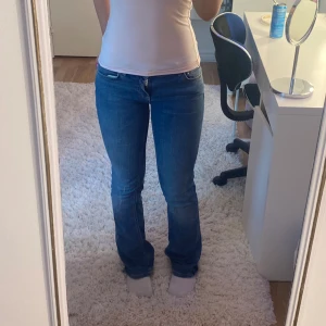 Zara Low waist jeans - Zara Low waist jeans som inte går att köpa längre. Bra skick men lite slitna längst ner (se bild). 💓