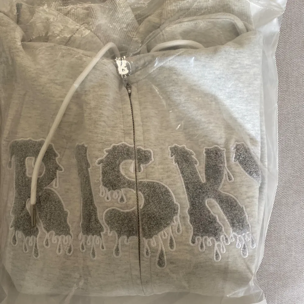 Hej! Säljer min gråa risky hoodie, använd en gång och super bra kvalite. Säljer pågrund av att den va lite för stor för mig. Storlek xs men passar s, Nypris 1100 säljer för 700kr/ bra pris. Hoodies.