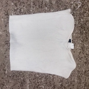 tubtopp - cropped ribbad vit  strl S men passar även som XS  Kontakta för mer info/fler bilder. Kan postas men köpare står för frakten, kan mötas upp i malmö. 