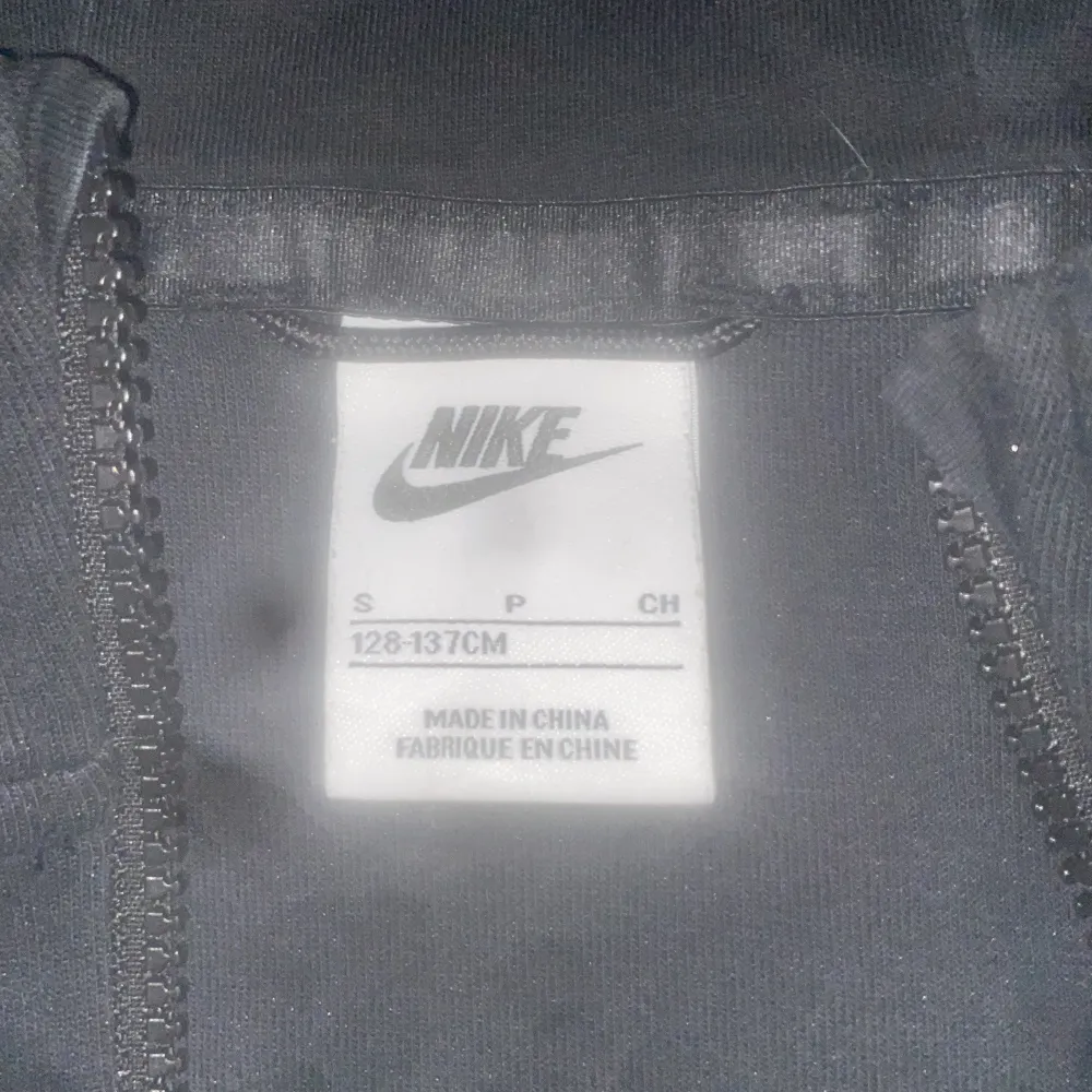 Nike tech med dragkedja, huva och en ficka på vänstra axeln. Kan diskutera pris om nån skriver privat.. Hoodies.