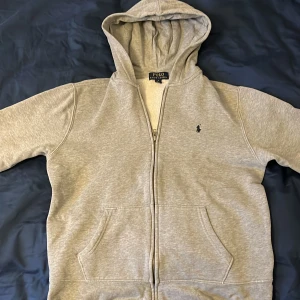 Polo ralph lauren hoodie grå - En grå ralph lauren hoodie lite använd men fortfarande i bra skick. Äkta vara för schysst pris. För mer info och prisdiskutering kom PM!