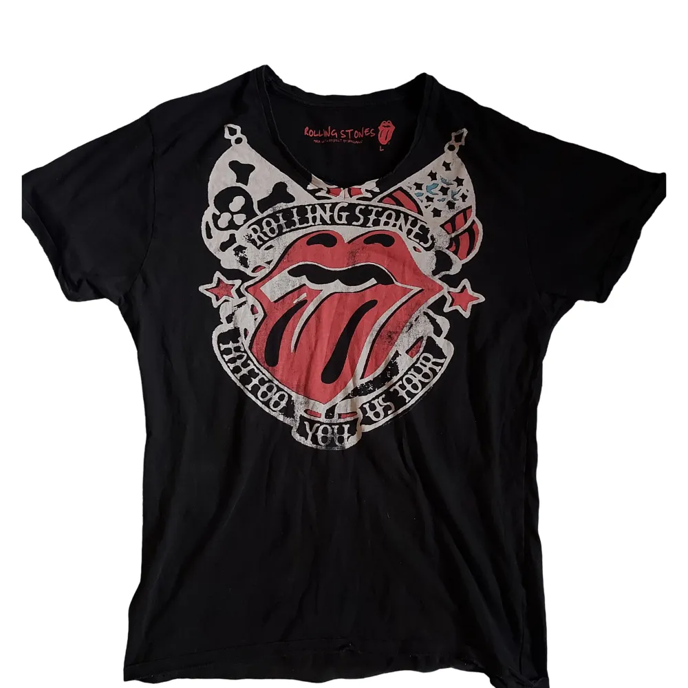 Svin cool vintage Rolling Stones tisha, passar M-L! Bra skick, skriv DM om du undrar nått 🤝 Och skicka gärna offers!. T-shirts.