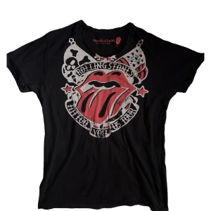 Emo Rolling Stones T-shirt - Svin cool vintage Rolling Stones tisha, passar M-L! Bra skick, skriv DM om du undrar nått 🤝 Och skicka gärna offers!