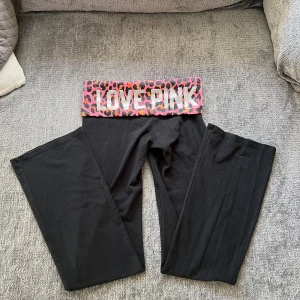 Victoria secret pink yoga pants  - Pink yoga pants som är bootcut och i super fint skick🩷 Alla diamanter är även kvar😍 Jätte eftertraktade och svårt och få tag på därav priset 🩷 Midjebredd är 37 cm och innerbenlängd är 84 cm📏