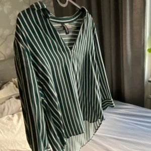 Vardaglig skjorta - Jättefin vardaglig skjorta med korta ärmar, utan defekter💕lite för liten nu för tiden och därmed ute för försäljning