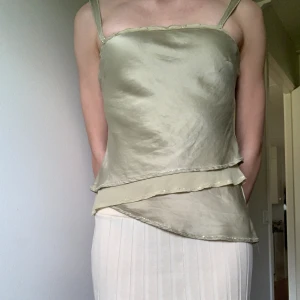 Somrig silkestopp - Säljer denna fina silkestopp (100% silk) som inte kommer till användning. Den har massor med coola detaljer såsom volanger och paljetter. Skriv vid frågor!