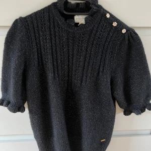 glittrig stickad t-shirt - säljer min super fina glittriga stickade tröja från Holly & Whyte i storlek XS men passar S också! Använd fåtal gånger, jättefint skick! Skriv för fler bilder, pris kan diskuteras. köparen står för frakten 