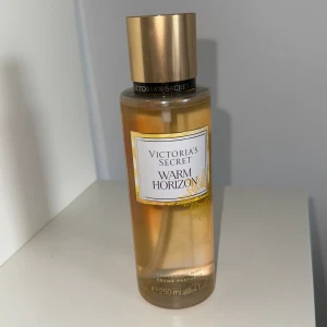 Victoria’s secret body mist - Fastpris då de är dyra samt den är helt full och ny! ✨🛍️🌸värd ca 300-350kr!   Helt ny body mist från Victoria’s Secret ”Warm Horizon”, luktar kokos om jag ska beskriva det. Endast testad, gillar doften men måste rensa av bland mina parfymer. 