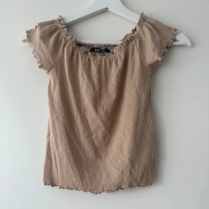 Topp - Söt offshoulder topp, knappt använd