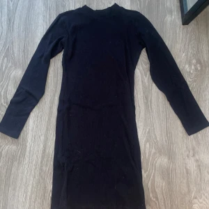 Klänning - Ribbad, svart, tunn, långärmad, svart, kommer till ungefär knäna, liten mini turtleneck  Kontakta för mer info/fler bilder. Kan postas men köpare står för frakten. Kan mötas upp i malmö. 