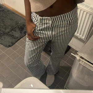 Randiga jeans - Så snygga o coola jeans från zara💕 storlek 40 men sitter bra och inte alls så stort på mig som bär 36 🩷