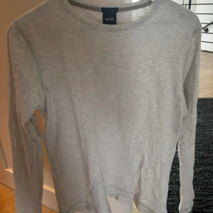 Tröja från Boss - Tröja från boss💫🌟Ett måste i garderoben!! Passar till allt. Storlek M i nyskick