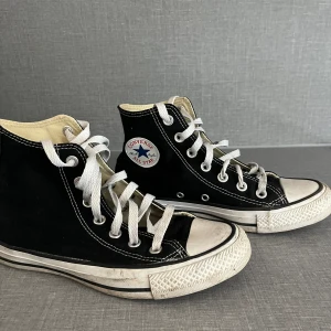 Svarta Converse  - Svarta höga Converse i strl 36,5. Använda men i ett bra skick.