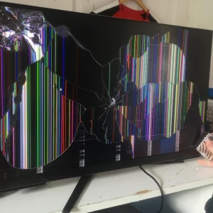 Skärm ramlade i trappan me den  - Skit bra 10/10