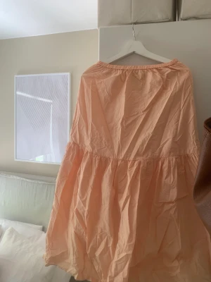  Korall färgad lång kjol - En korall färgad lång kjol. Älskar denna men rensar ut då ja har för många lång kjolar. Storlek xs men passar på mig som är s