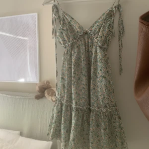 Blommig klänning - En blommig kort klänning. Storlek xs/s.