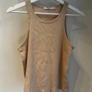 Ribbat linne - Beige ribbat linne från NA-KD