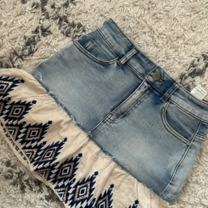 Jeans volangkjol - Säljer denna fina unika kjol. Jag har användt denna 4 gånger Max, så den e i nyskick.  Den är storlek S/34. Materialet e stretchigt så den passar större och mindre. Jag köpte den för 700kr.