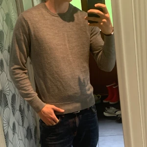 Stickad merinoull tröja - Uniqlo - Säljer detta mycket fina plagg eftersom den är lite för liten. Jag är 182 cm och väger 73 kg. Skulle säga den ideala längden är 175-180. Skicket är 8/10, inga defekter, endast lite nopprig men inget som syns direkt. Intresserad? Hör av er.