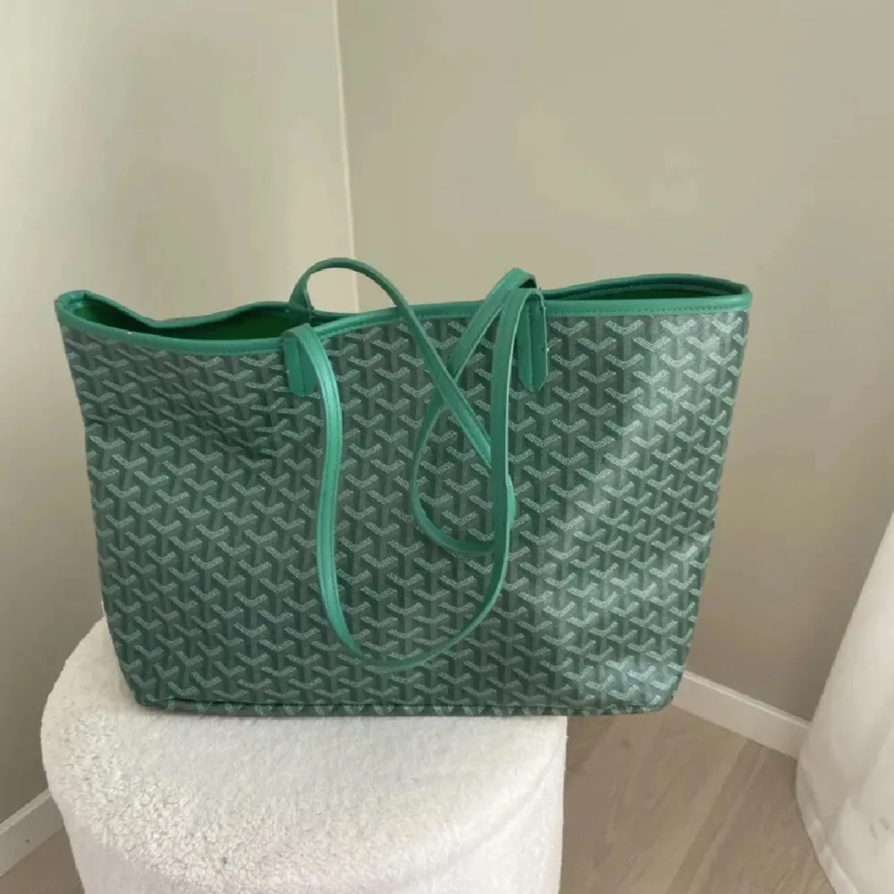 Säljer  denna goyard likande väska i storlek L. Vid eventuella frågor eller funderingar kom privat 💓. Väskor.