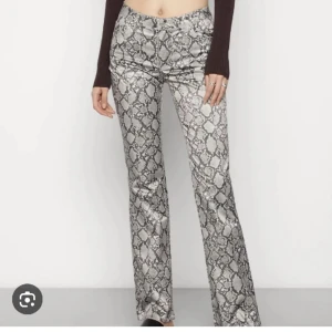 Ormskinn byxor  - Säljer dessa ormskinn byxor i storlek 38, säljer för att de inte kommer t användning!!❤️ 