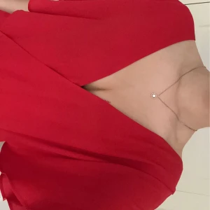 Väldigt fin röd onepiece jumpsuit  - Säljer då jag gått ner i vikt och den inte längre passar mig   Väldigt bra skick använd 2  gånger   Passar S/M  Väldigt fin för sommaren 