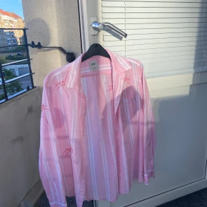 Skjorta  - En rosa fin skjorta från LEE, använd en gång! Pris kan diskuteras(: Nypris 600 kronor!