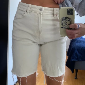 Jeansshorts - HM jeansshorts i beige! Fint skick! 