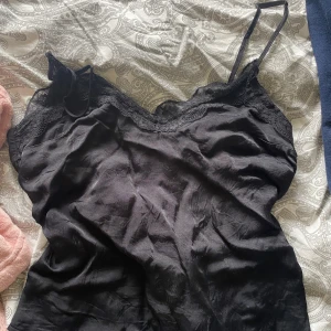 Spets linne - Säljer mitt linne som jag köpte i fel storlek så aldrig använt köpt för 300 kr. kan stryka innan jag skickar den