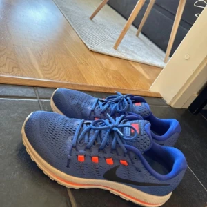 Nike Air zoom Vomero 12 - Nästan Helt nya skor har haft dom på mig 1 gång skriv om du vill ha mer bilder . Skorna är Äkta !! Perfekt för dig som vill ha fräscha joggning skor för sommaren!!