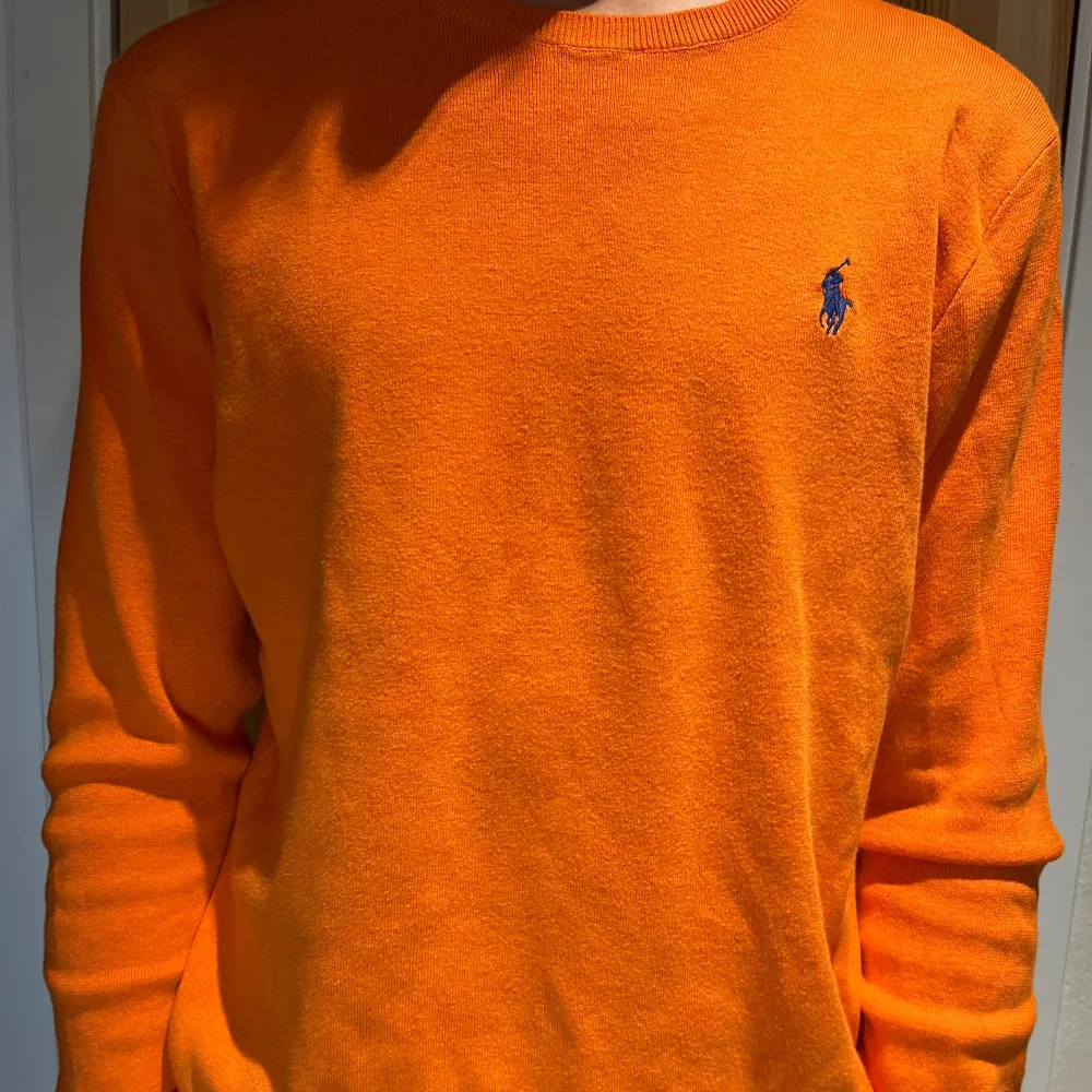 Snygg orange stickad tröja från Ralph lauren, nästintill oanvänd alltså perfekt skick Nypris 1300  Pris går att diskutera . Tröjor & Koftor.