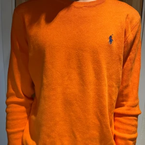 Ralph lauren stickad tröja  - Snygg orange stickad tröja från Ralph lauren, nästintill oanvänd alltså perfekt skick Nypris 1300  Pris går att diskutera 