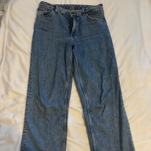 Straight leg jeans - Snygga straight mid rise jeans från Monki! Använda men inga defekter, storlek 29 och midjemått 40 cm tvärsöver🫶🏼